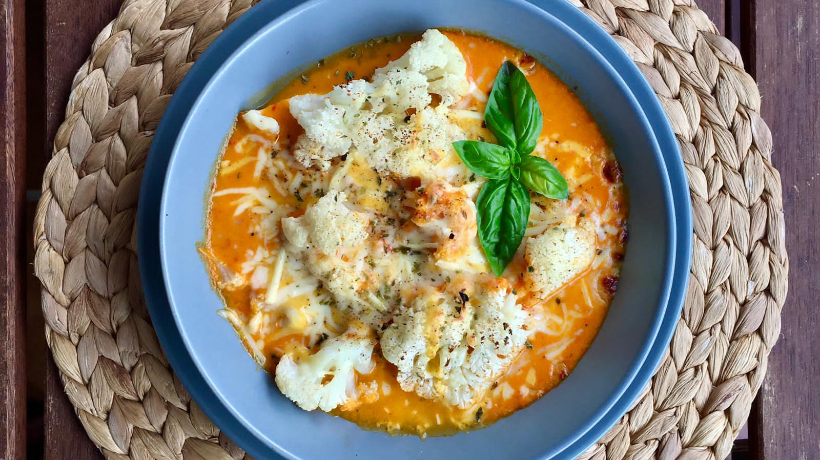 Coliflor Gratinada Con Crema De Pimientos