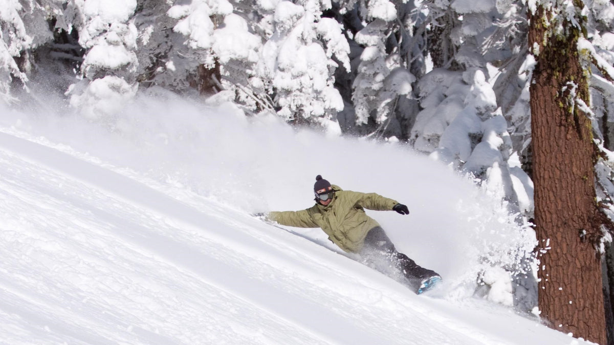 Snowboarder trazando un giro en nieve polvo en Alpine Meadows, Lake Tahoe; foto real usada en THE SURF TOWN JOURNAL. Foto: Ripley119 / Wikimedia Commons, CC BY-SA 3.0.
