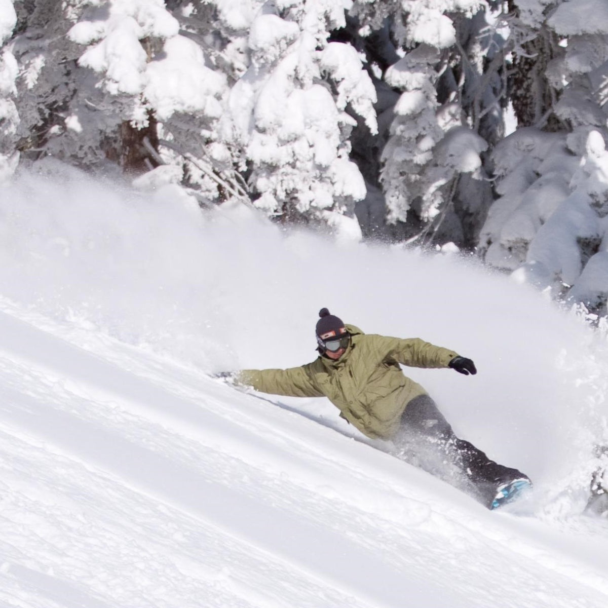 Snowboarder trazando un giro en nieve polvo en Alpine Meadows, Lake Tahoe; foto real usada en THE SURF TOWN JOURNAL. Foto: Ripley119 / Wikimedia Commons, CC BY-SA 3.0.