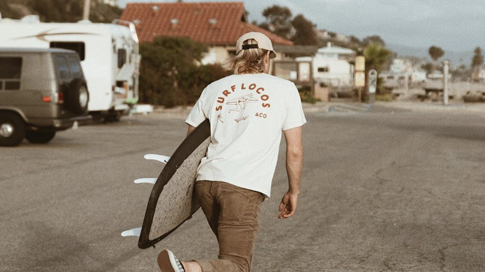 Armario surf completo verano 2026 con ropa surfwear y estilo California
