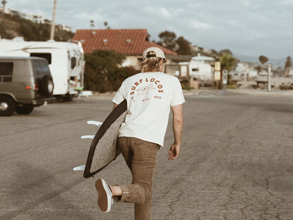 Armario surf completo verano 2026 con ropa surfwear y estilo California