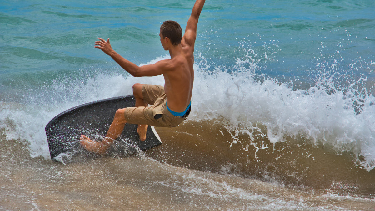 Bodyboarder sobre una ola en White Rock Beach