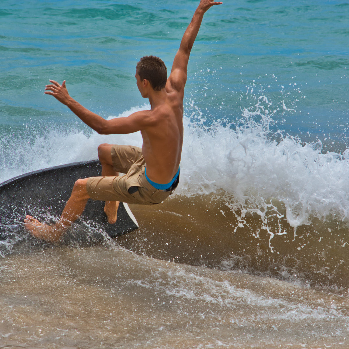 Bodyboarder sobre una ola en White Rock Beach