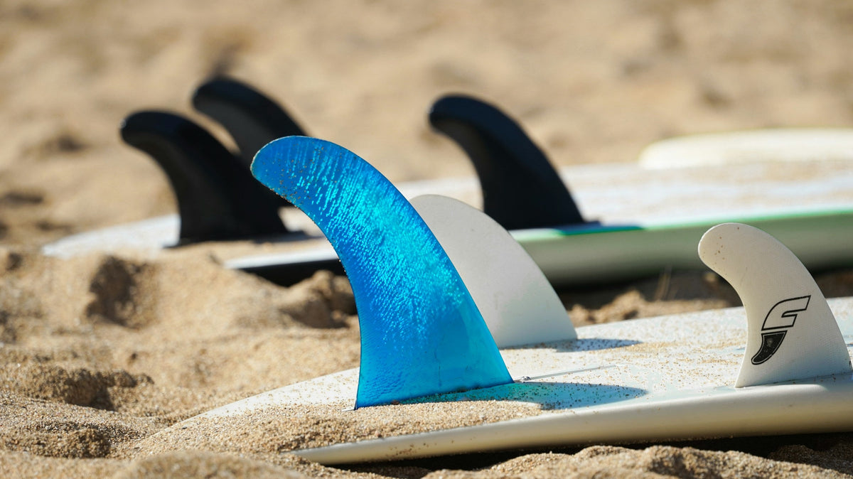 Quillas de surf montadas en tablas sobre la arena