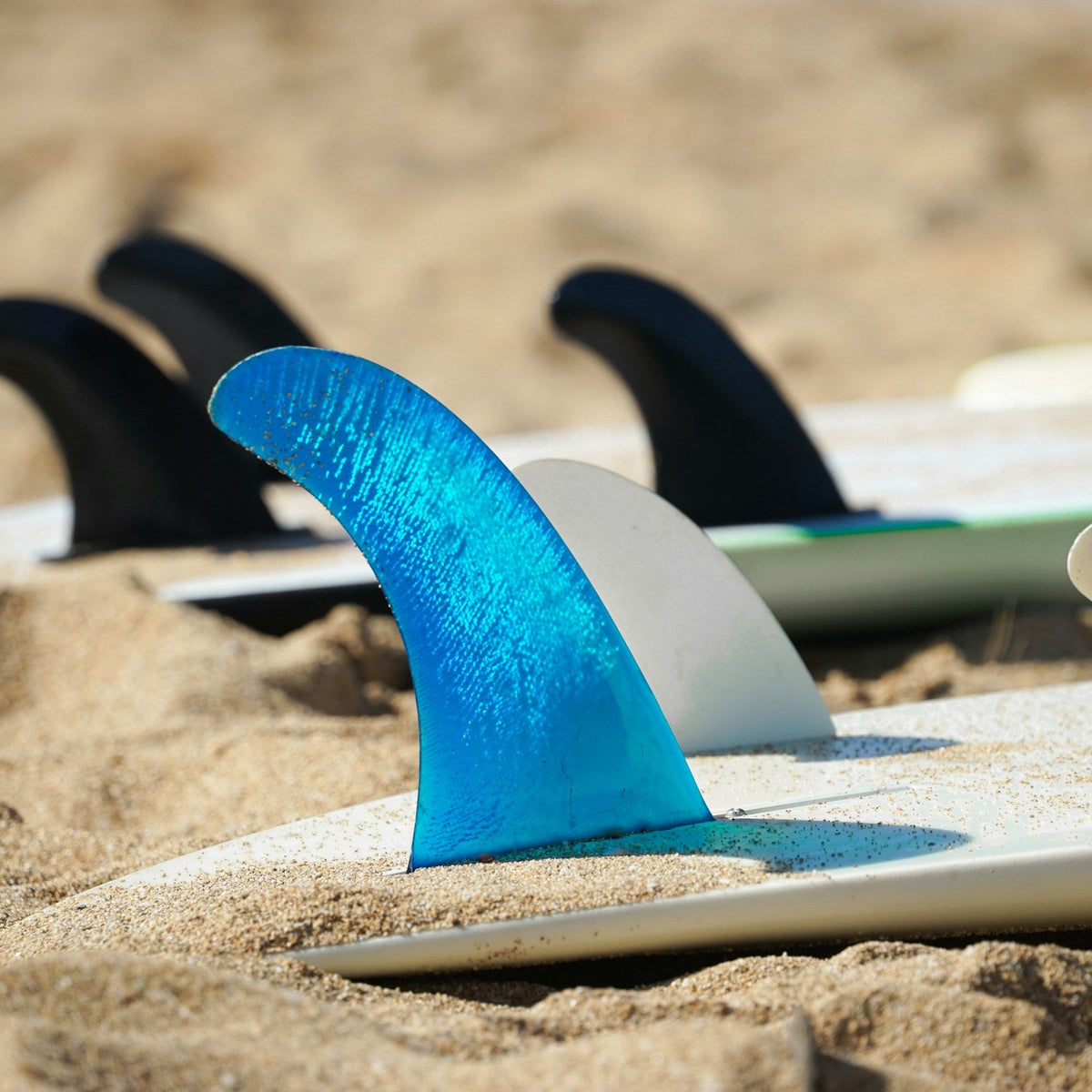 Quillas de surf montadas en tablas sobre la arena