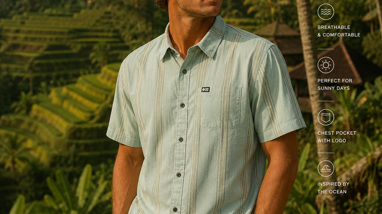 Viajero con ropa surf de verano caminando por una playa de Bali al atardecer con palmeras, boardshort, camiseta ligera y chanclas. Fotografía editorial inspirada en un viaje tropical y el estilo de vida surfero.