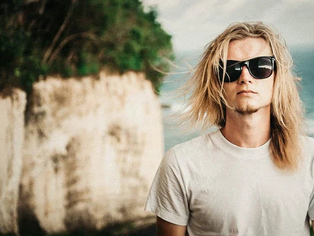 Cómo vestir con estilo surfero hombre y mujer verano 2026 con ropa surf premium y outfit beachwear