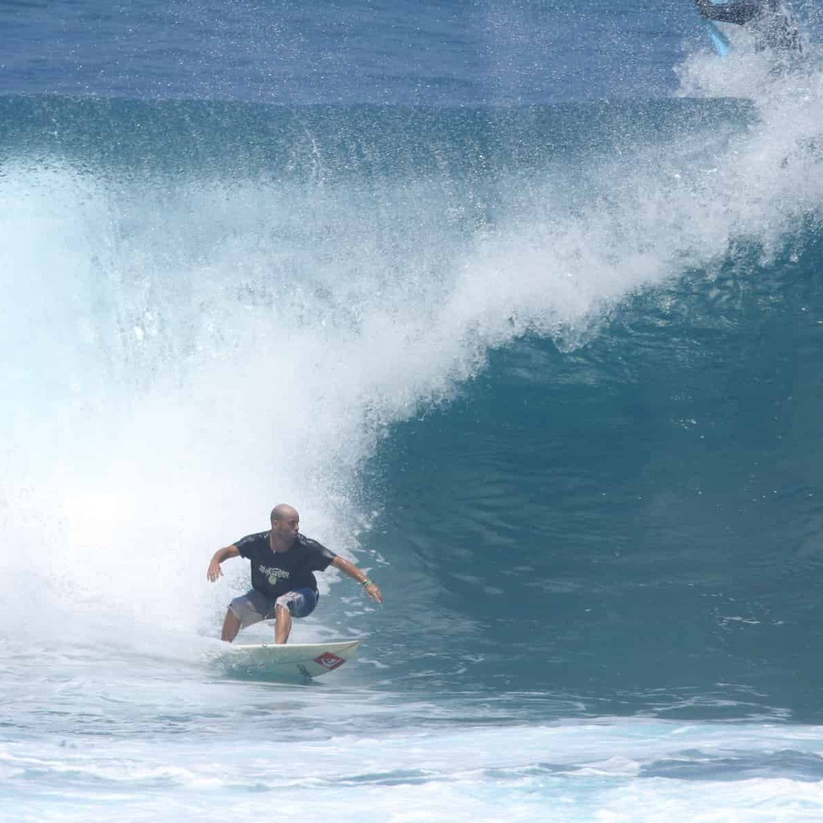 David Capi García surfeando en Somo. Foto: Escuela Cántabra de Surf.
