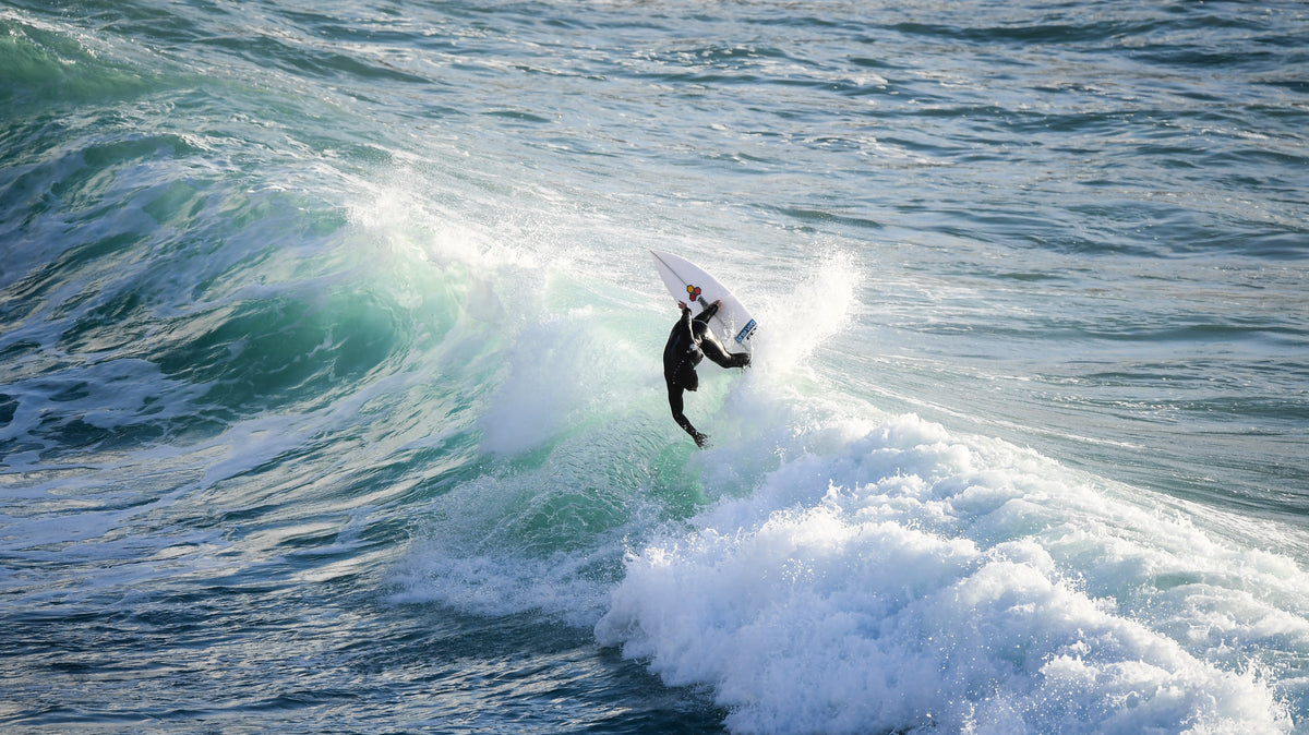 Surfista en Ribeira d’Ilhas, Ericeira, durante una sesión en el Atlántico. Foto: Stephen McCarthy / Web Summit / Sportsfile, CC BY 2.0.