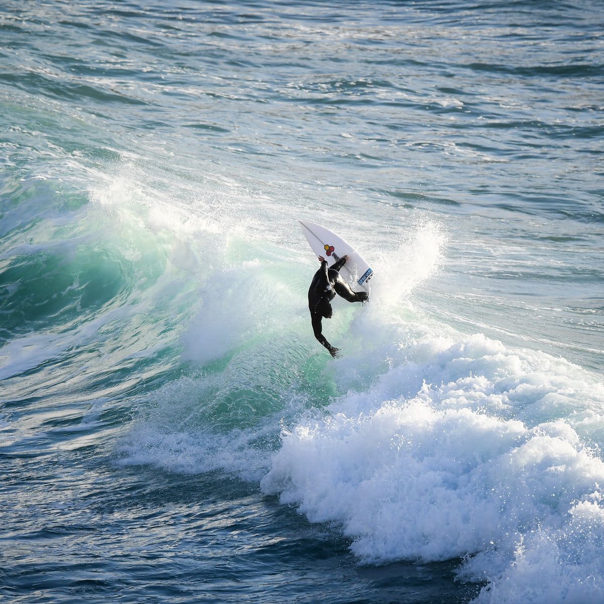 Surfista en Ribeira d’Ilhas, Ericeira, durante una sesión en el Atlántico. Foto: Stephen McCarthy / Web Summit / Sportsfile, CC BY 2.0.