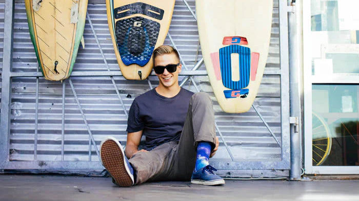 Estilo California verano 2026 con outfits surferos y ropa surf premium inspirada en beachwear