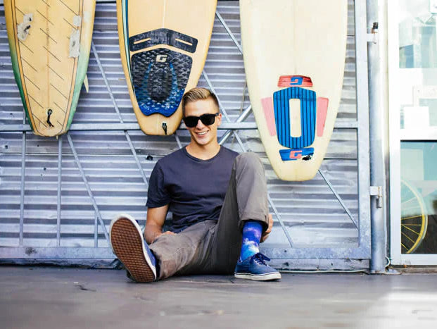 Estilo California verano 2026 con outfits surferos y ropa surf premium inspirada en beachwear