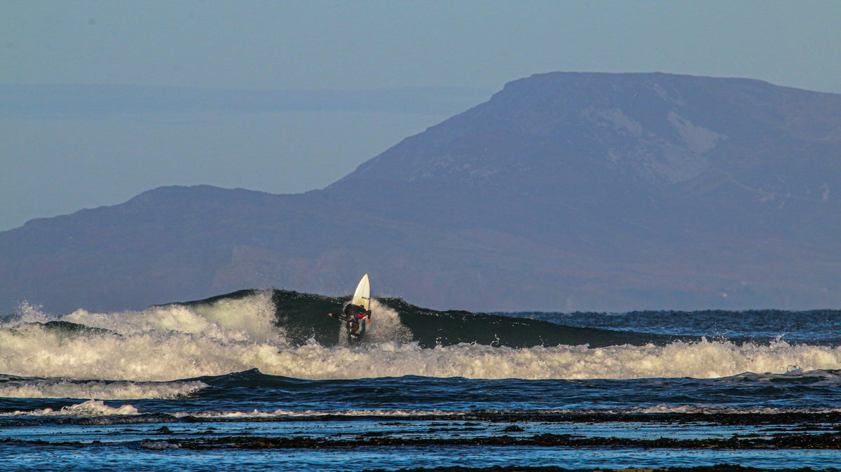 Surfista en una ola de Bundoran, sede del EuroSurf Junior 2026
