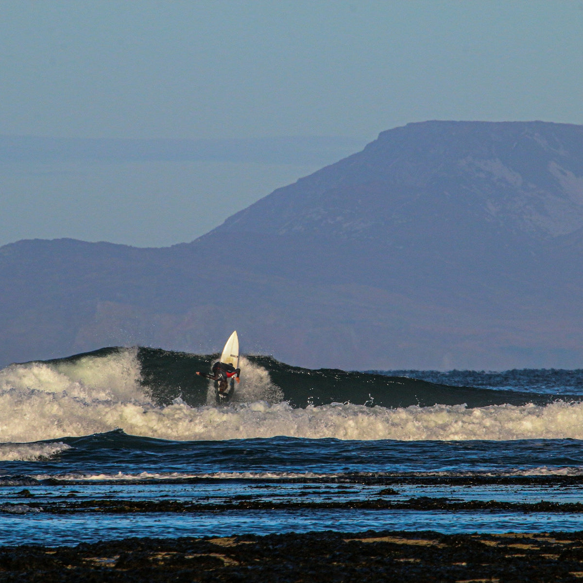 Surfista en una ola de Bundoran, sede del EuroSurf Junior 2026