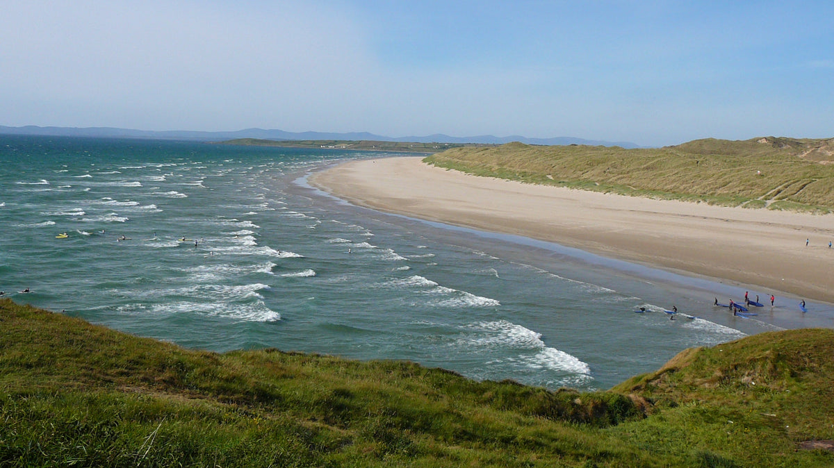 Surfistas en Bundoran Strand, Donegal, sede del EuroSurfJunior 2026 en Irlanda
