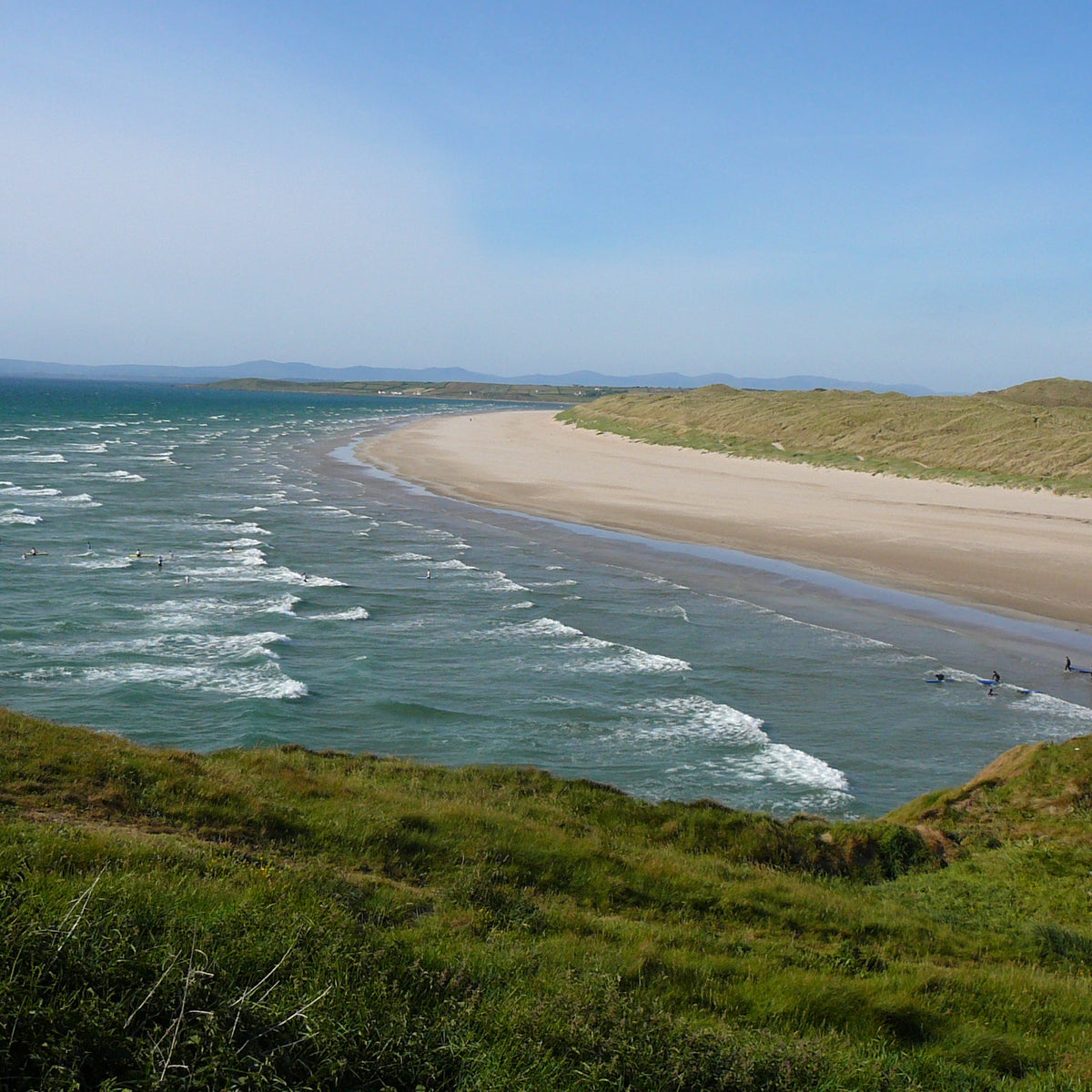 Surfistas en Bundoran Strand, Donegal, sede del EuroSurfJunior 2026 en Irlanda