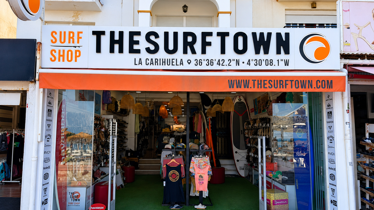 Tienda de surf THE SURF TOWN en La Carihuela Torremolinos Málaga - imagen editorial propia de THE SURF TOWN