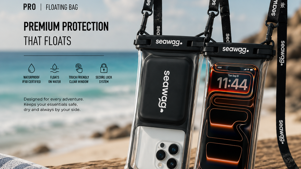 Mochila de playa abierta con una bolsa estanca impermeable, gafas de sol, protector solar, gorra, botella reutilizable y chanclas sobre la arena junto al mar. Fotografía editorial inspirada en el estilo de vida surfero y las vacaciones de verano.