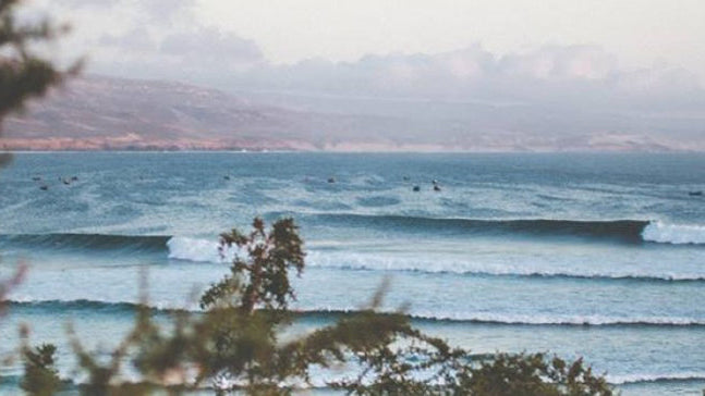 Mejores destinos para un SURF TRIP y los seguros que necesitas antes de lanzarte a la ola 🌍🏄♂️