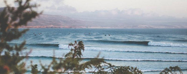 Mejores destinos para un SURF TRIP y los seguros que necesitas antes de lanzarte a la ola 🌍🏄♂️