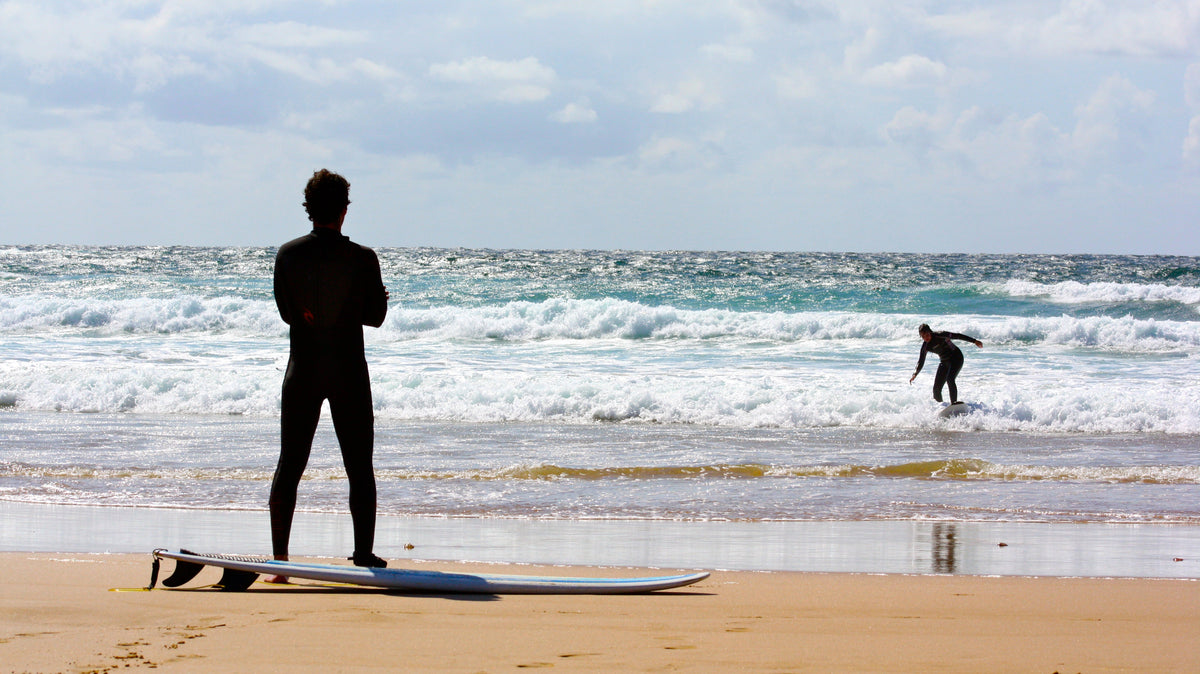 Surfistas preparando una sesión junto a la orilla