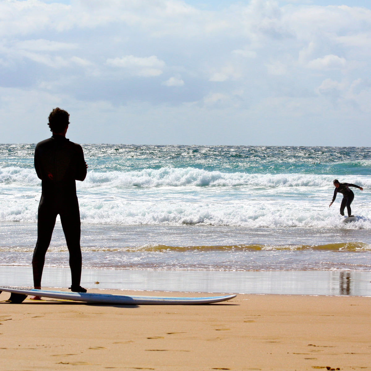 Surfistas preparando una sesión junto a la orilla