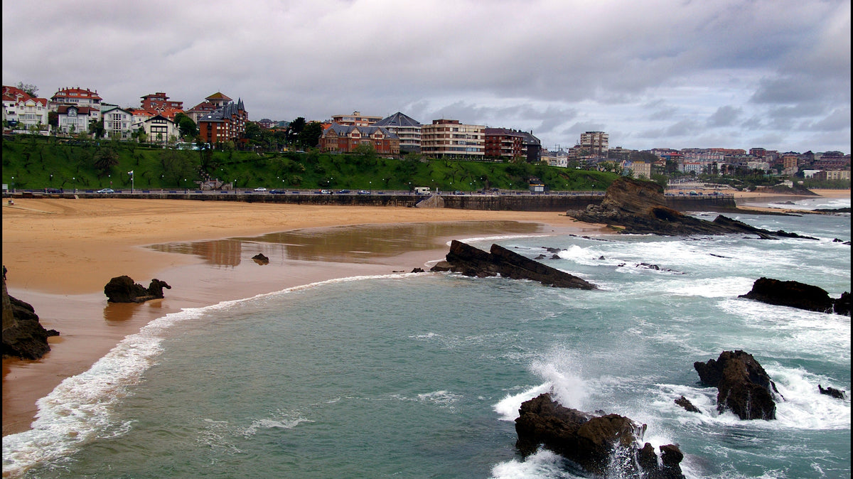 Olas de otoño en la playa del Camello de Santander
