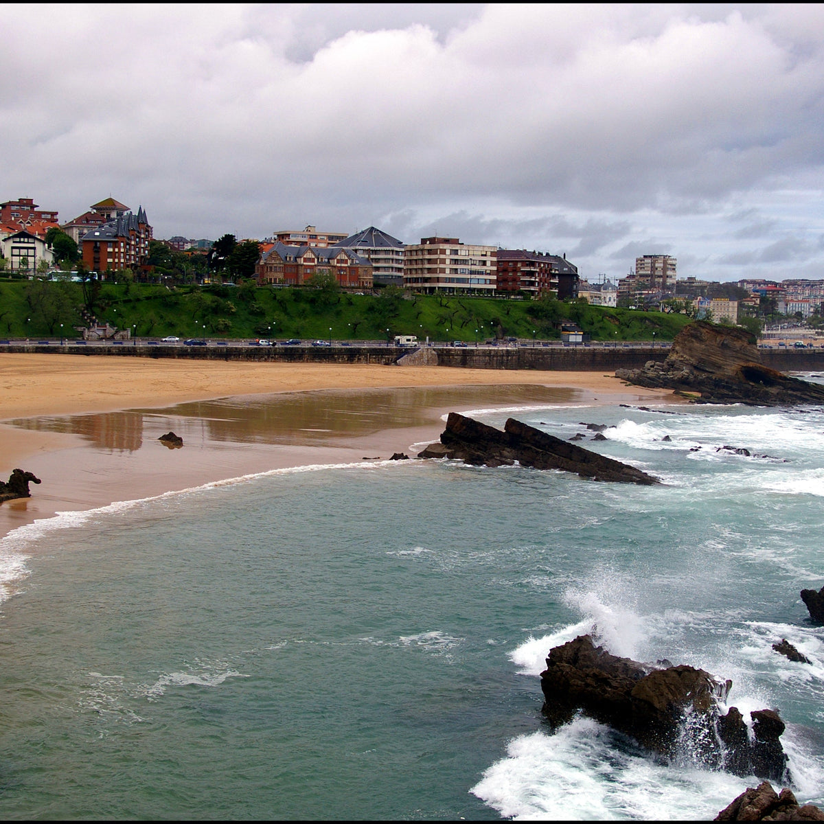 Olas de otoño en la playa del Camello de Santander