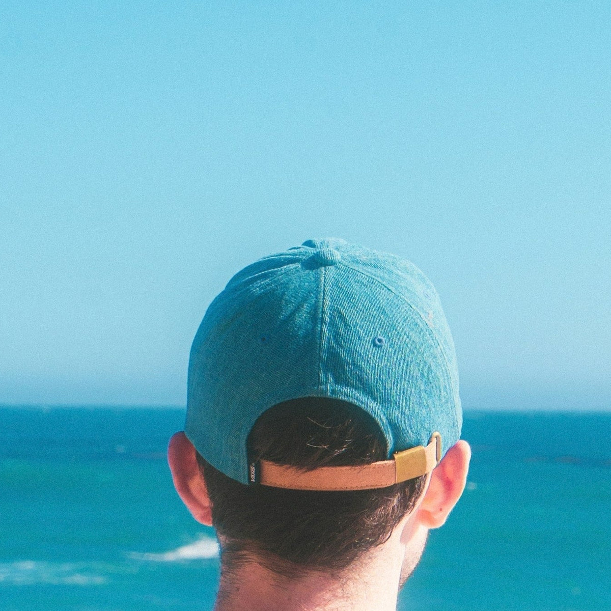 Gorra real frente al mar, portada horizontal de guía de gorras surferas