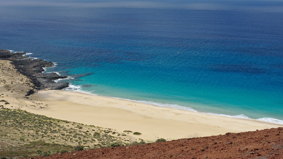 Vista real de Playa de Las Conchas desde Montaña Bermeja en La Graciosa