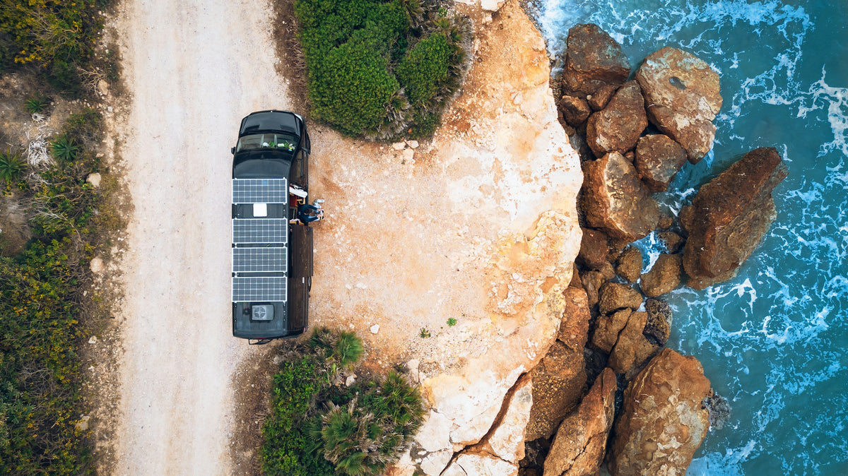 Camper aparcada frente a una costa rocosa en Peñíscola