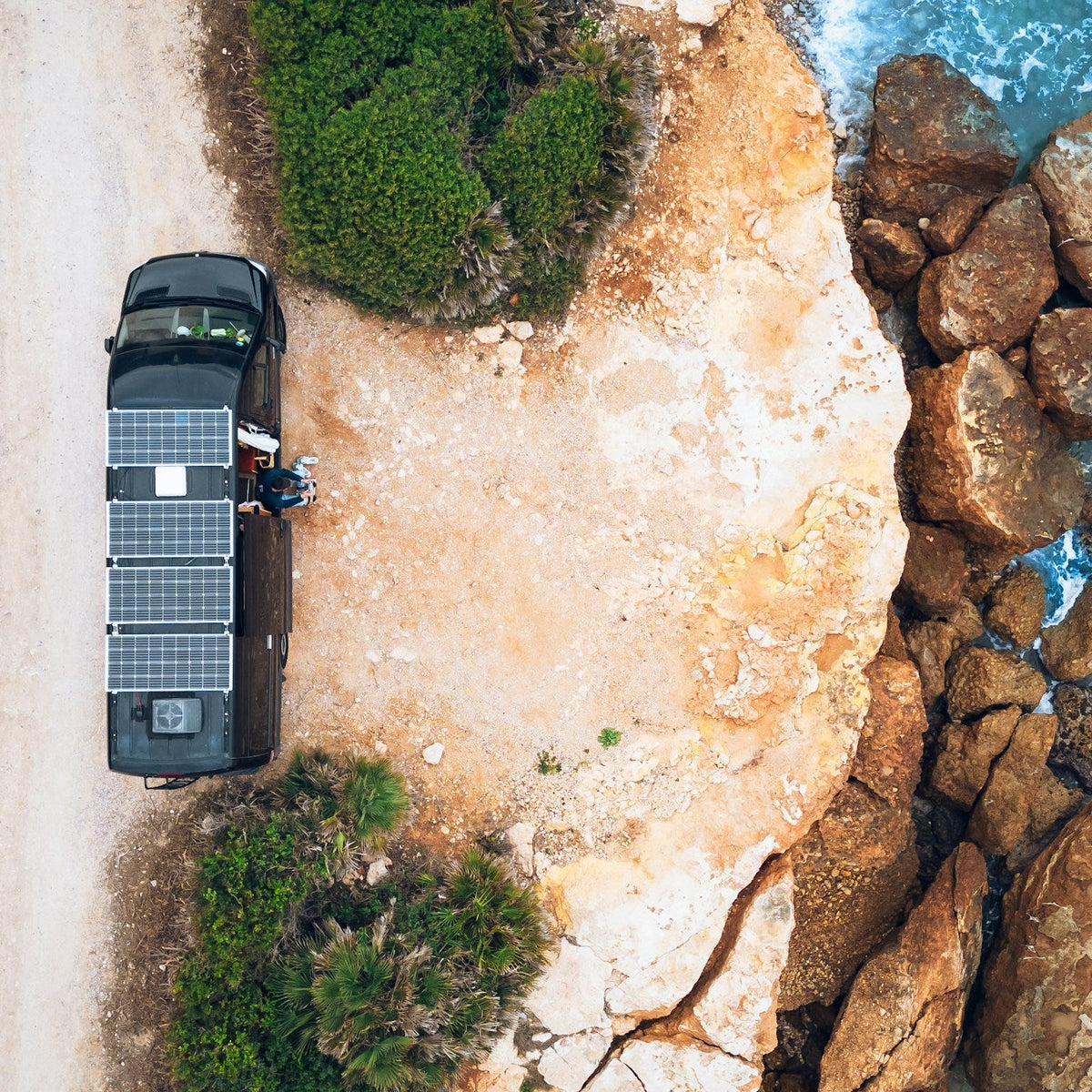 Camper aparcada frente a una costa rocosa en Peñíscola
