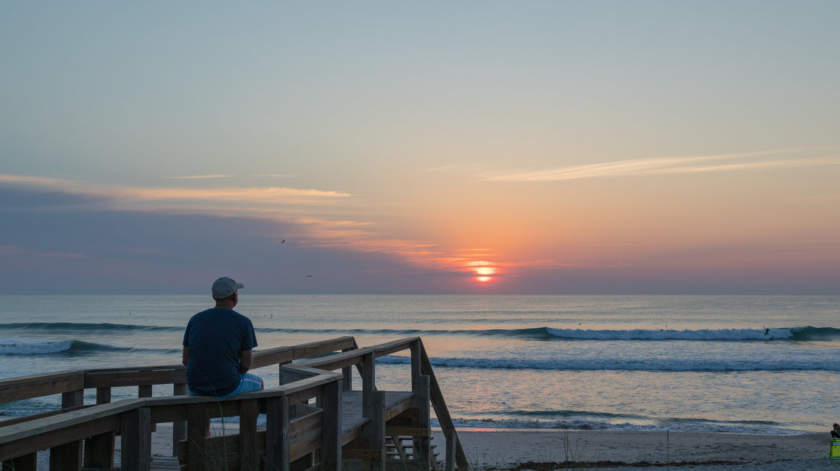 Amanecer sobre las olas de Satellite Beach, Florida