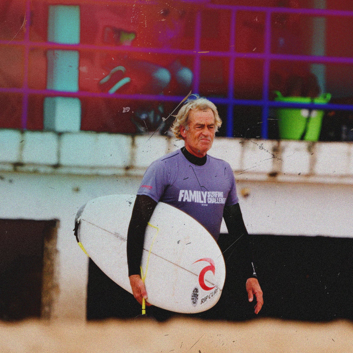 Tom Curren con su tabla y la camiseta del Family Surfing Challenge durante la edición de 2025