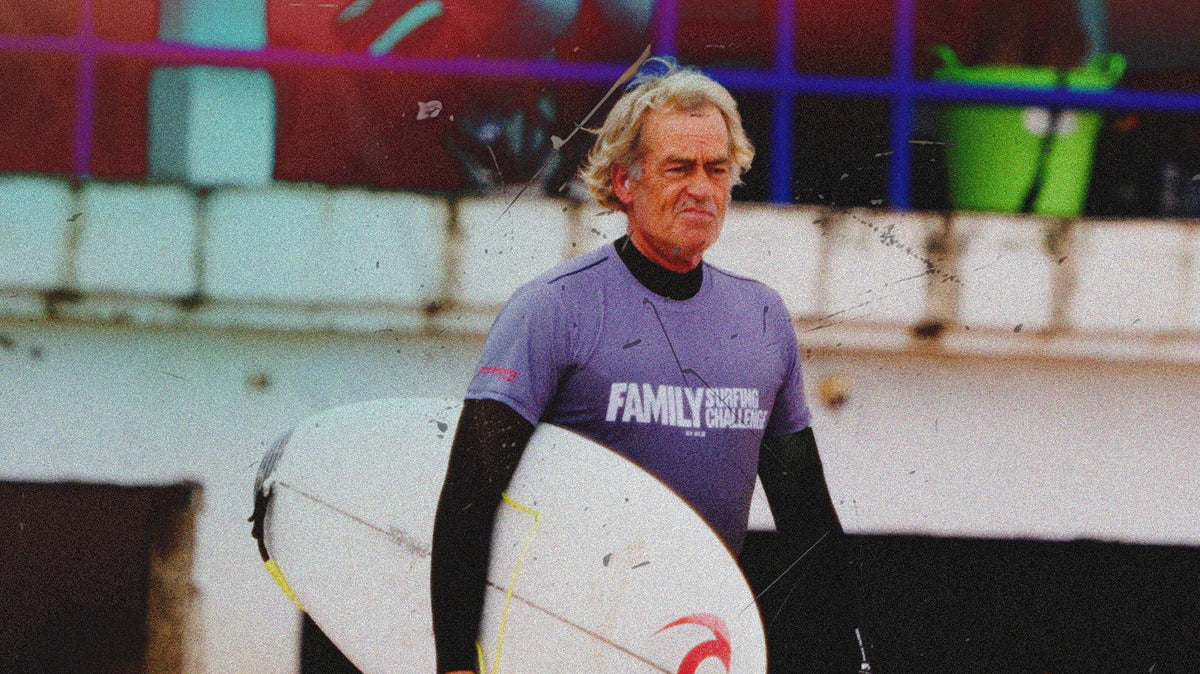 Tom Curren con su tabla y la camiseta del Family Surfing Challenge durante la edición de 2025