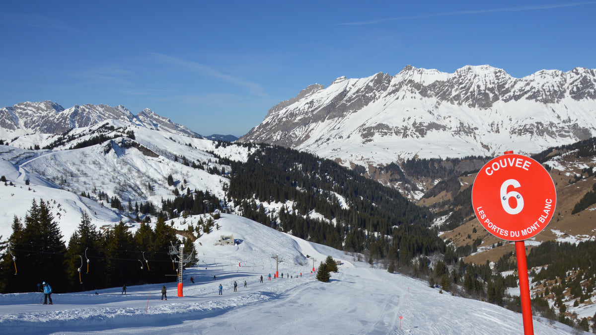 Pista Couvée y montañas de Aravis vistas desde Le Christomet, La Giettaz