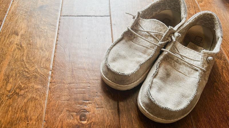 como limpiar zapatillas HEY DUDE paso a paso sin dañarlas