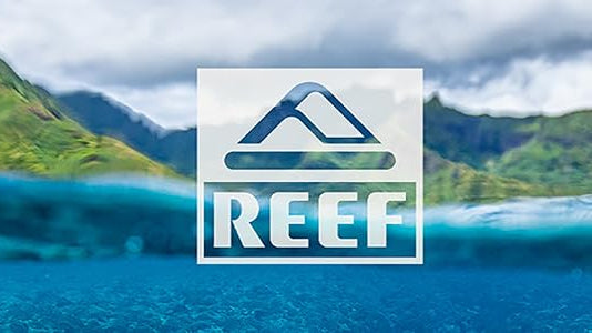 Chanclas REEF usadas en outfits surferos de verano