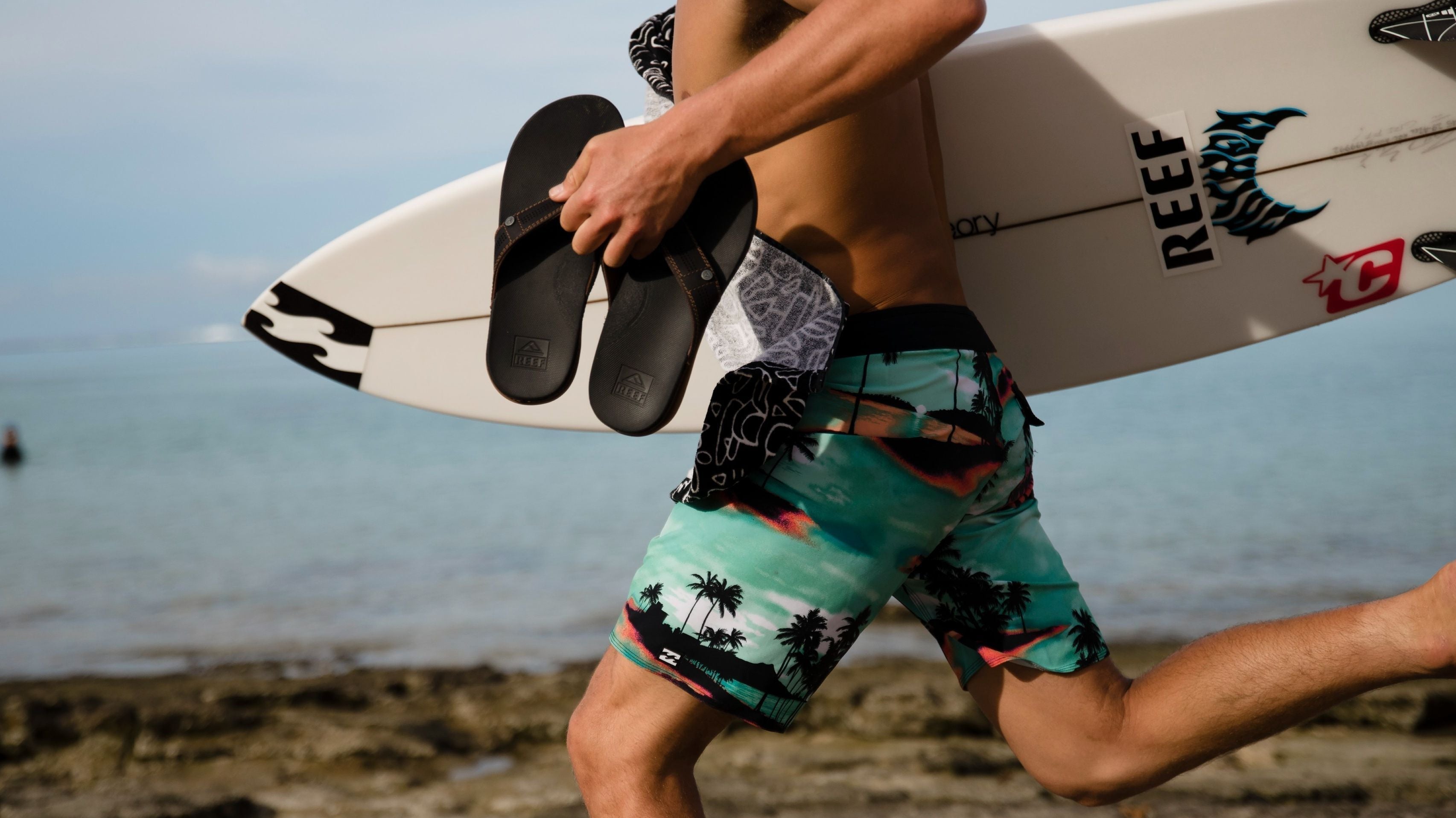 Las mejores chanclas premium para verano 2026 con estilo surf y beachwear