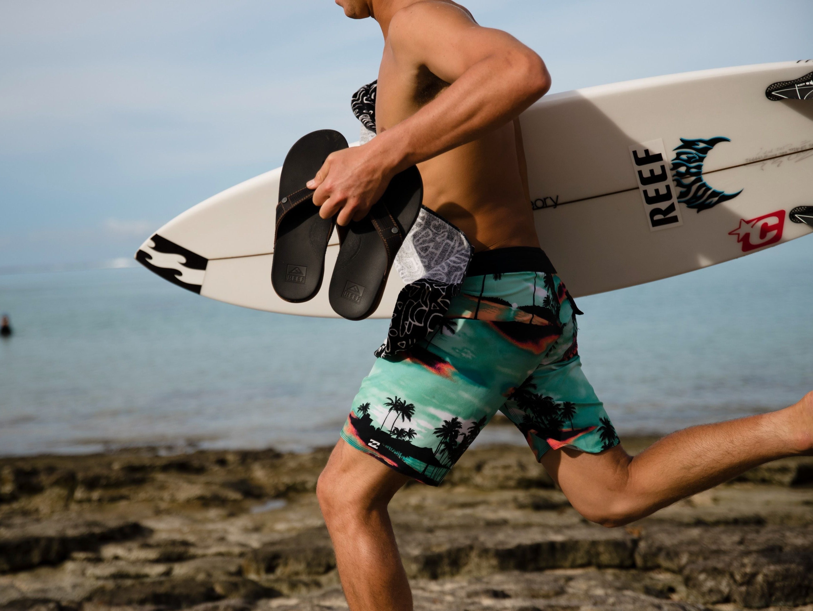 Las mejores chanclas premium para verano 2026 con estilo surf y beachwear