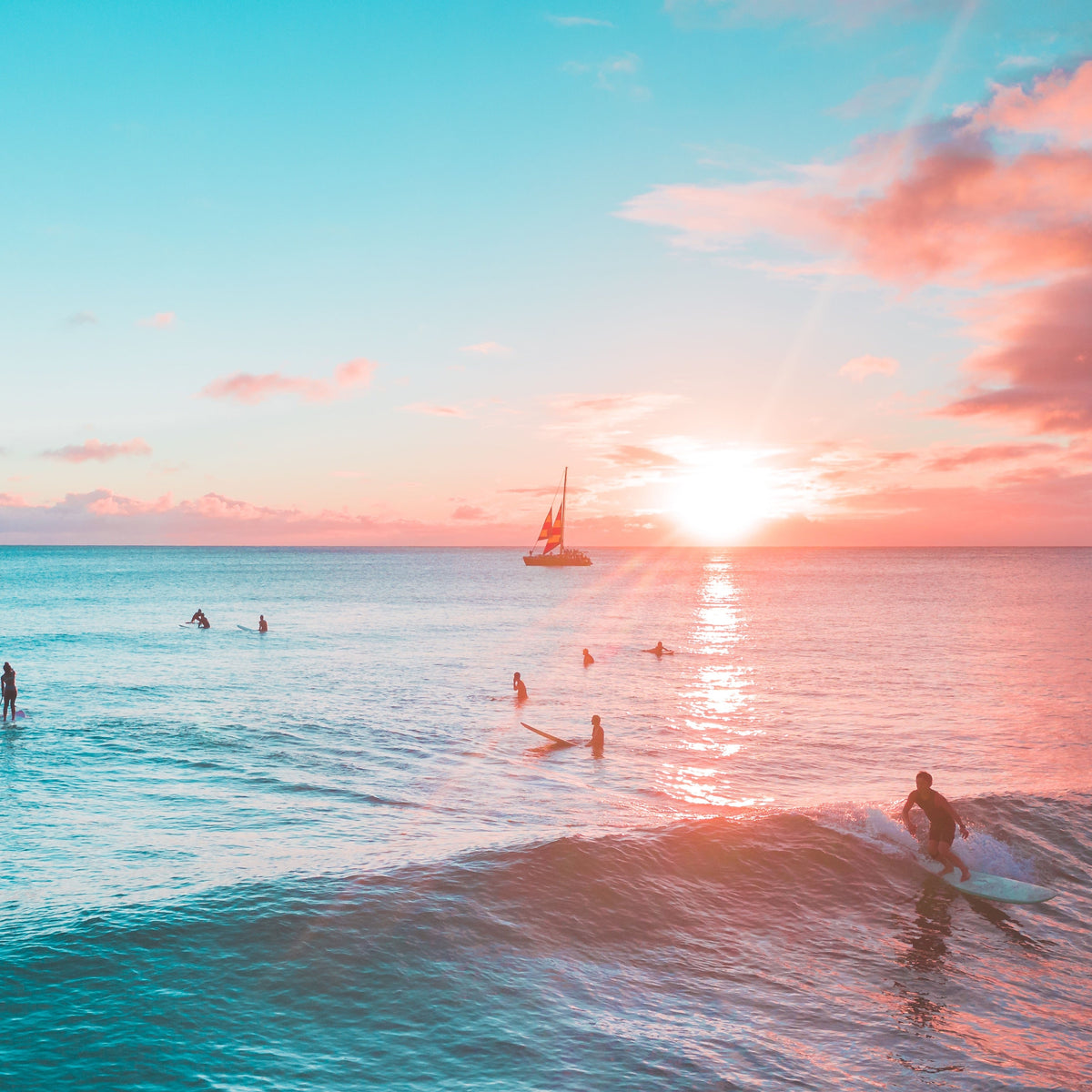 Surfistas en el mar al atardecer durante una sesión de surf