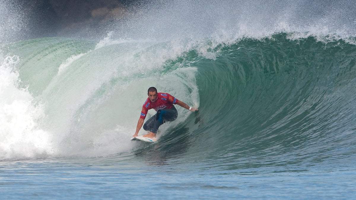 Tiago Pires surfeando una ola tubular en Mundaka durante el Billabong Pro 2009, imagen editorial propia de THE SURF TOWN
