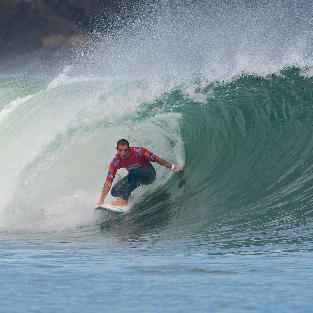 Tiago Pires surfeando una ola tubular en Mundaka durante el Billabong Pro 2009, imagen editorial propia de THE SURF TOWN