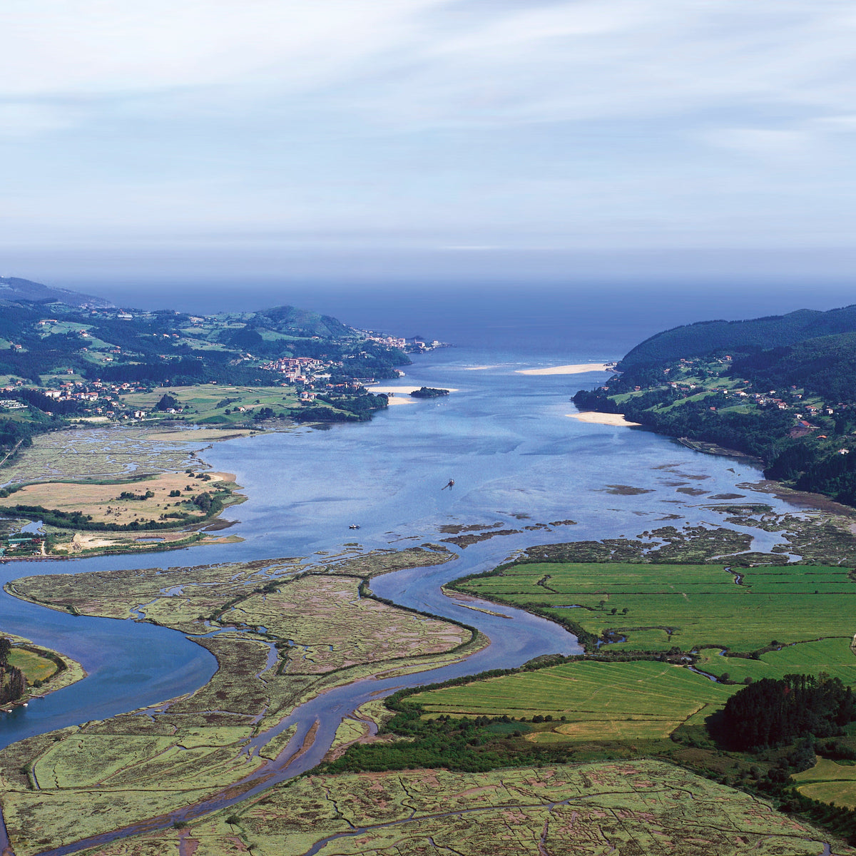 Vista aérea del estuario de Urdaibai y su desembocadura en Mundaka