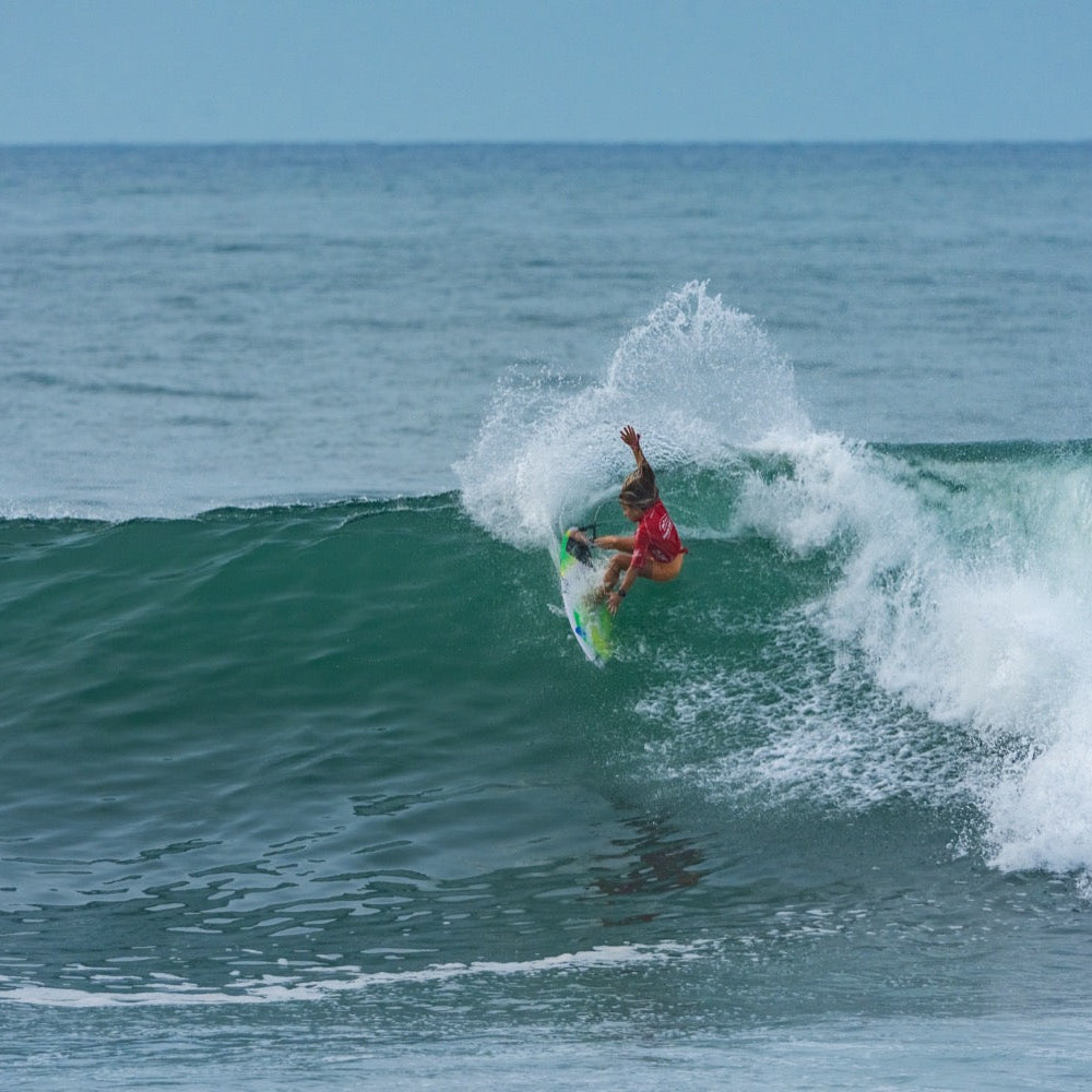 Nahia Calderón compitiendo con España en el ISA World Junior Surfing Championship 2026. Foto: ISA / Jersson Barboza.
