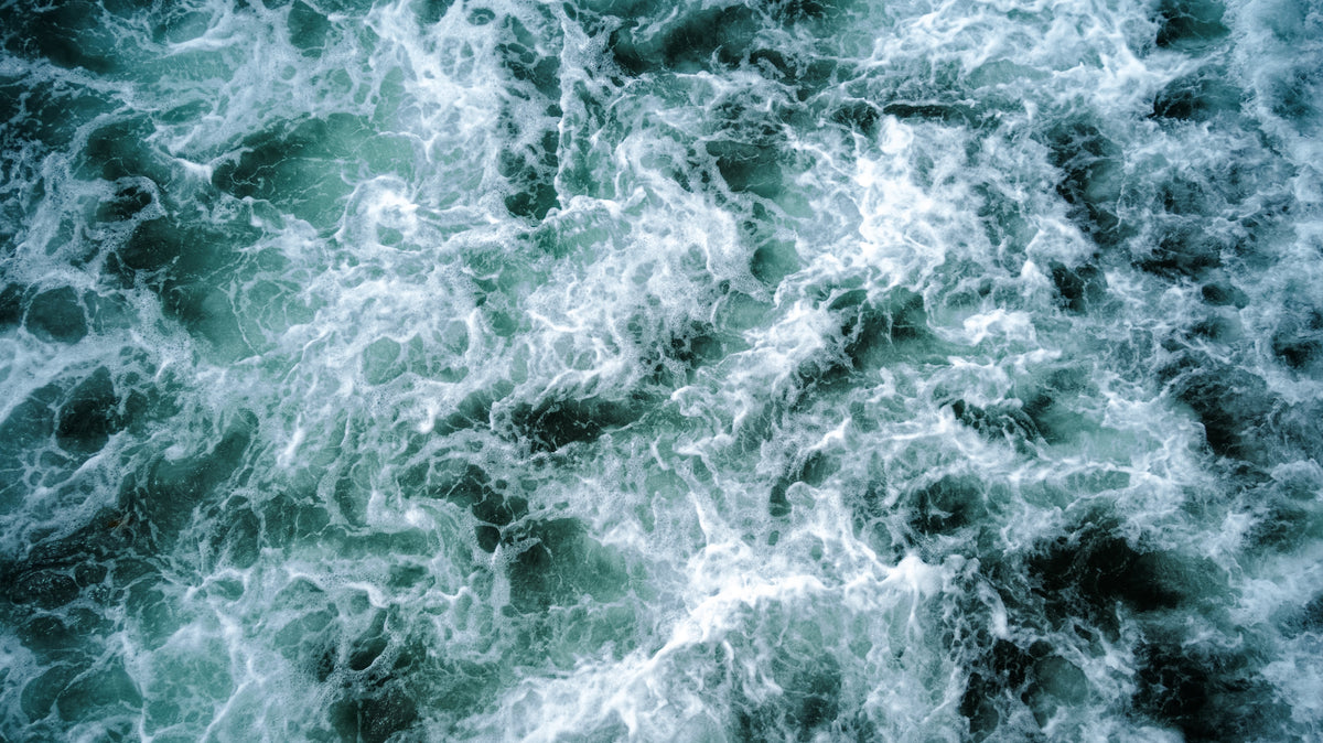 Series de olas avanzando hacia la costa vistas desde un muelle