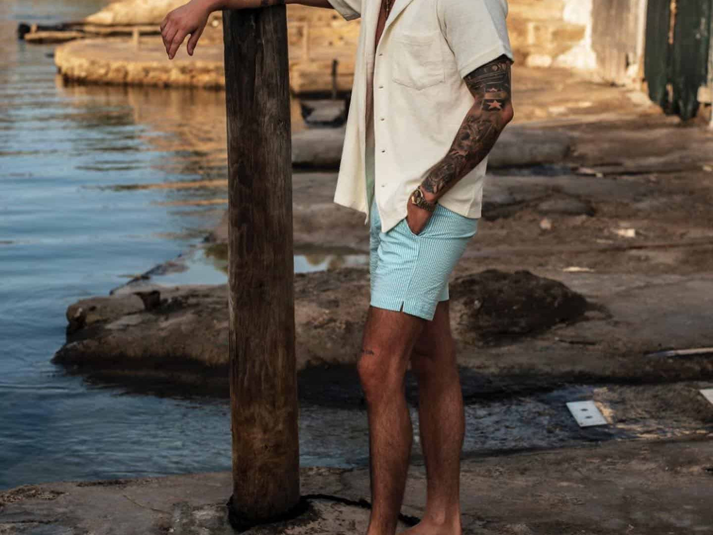 Outfit playa verano 2026 con surfwear y beachwear estilo California