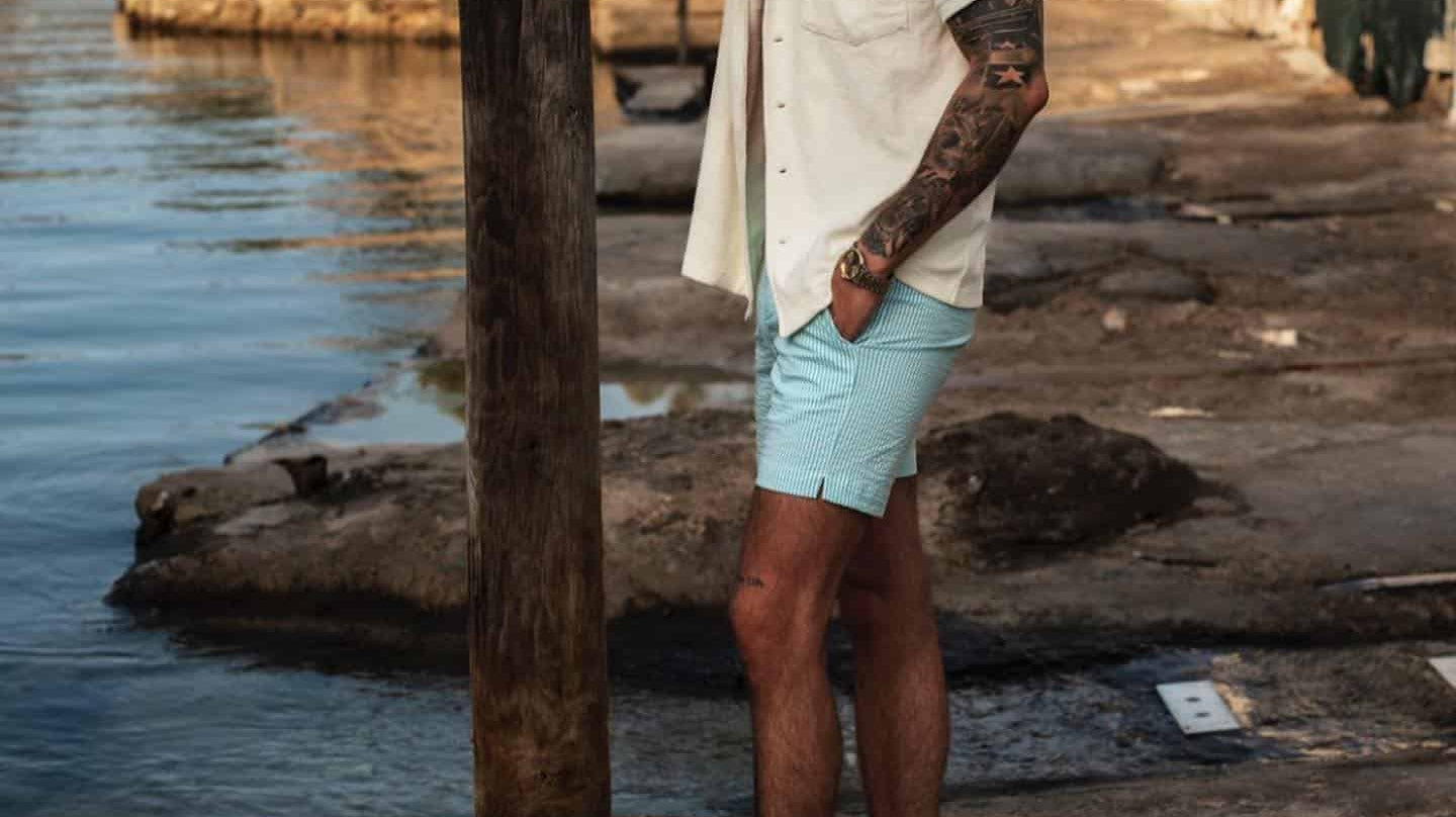 Outfit playa verano 2026 con surfwear y beachwear estilo California