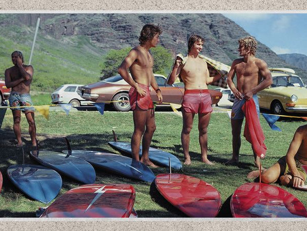 Outfit surf hombre verano 2026 con estilo surfero California y ropa surf premium