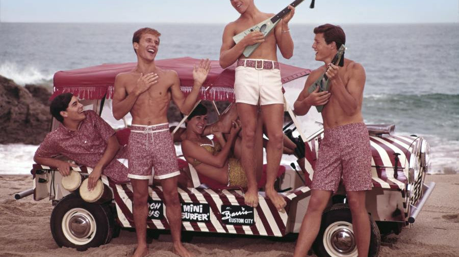 outfit surf hombre verano 2026 ropa playa estilo quiksilver billabong rvca